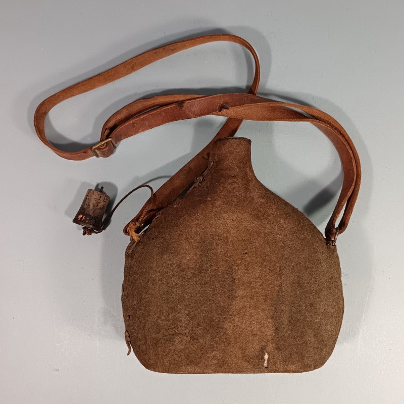 GOURDE OU BIDON DE 2 LITRES ARMEE FRANCAISE MODELE 1935 TISSU KAKI ET AVEC SA BRETELLE